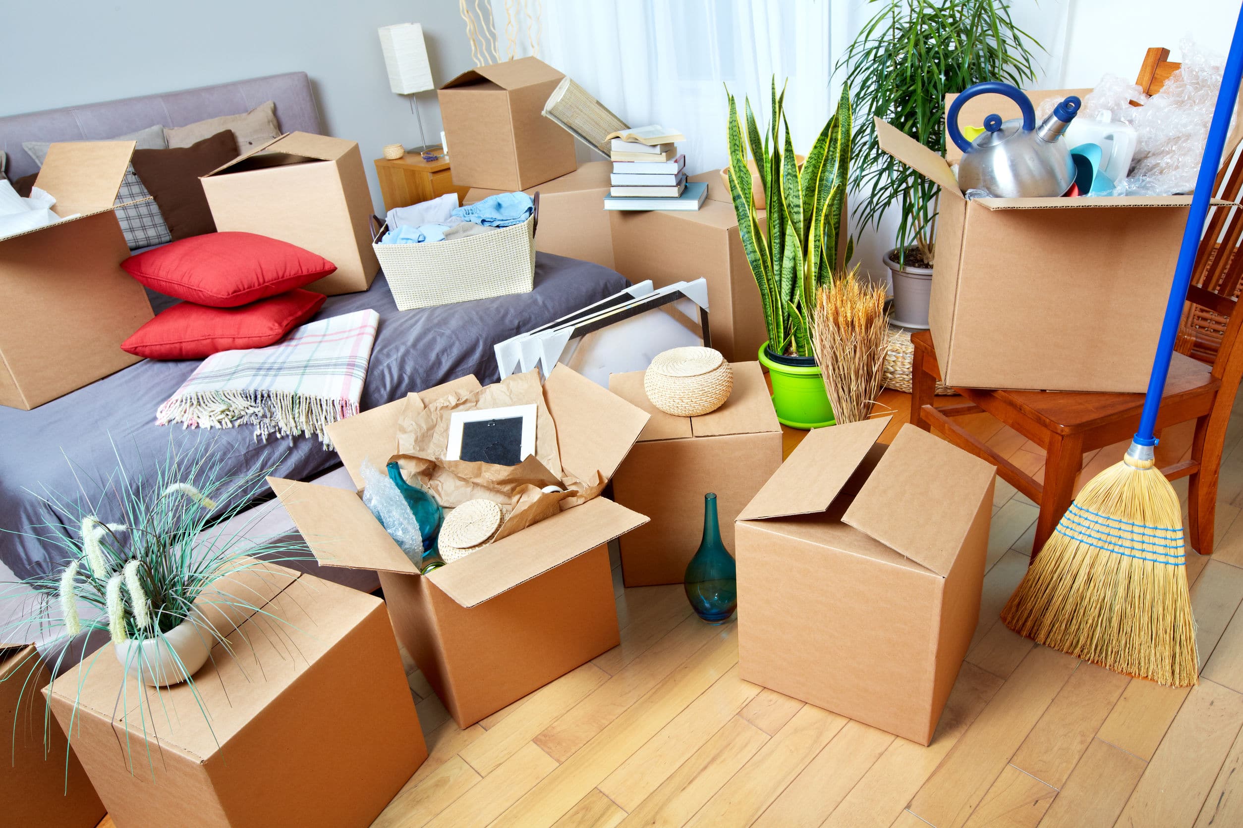 Какие дни переезжать в новую квартиру. Переезд. Комната с коробками. Вещи в квартире. Коробки в квартире.